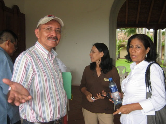 Jose R. Alvarez Plata acompanado de Auxiliadora Martinez, diputada electa